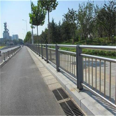 人行道護(hù)欄與操場(chǎng)園林不銹鋼欄桿 市政工程中的安全與美觀守護(hù)者